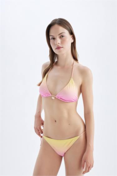 كلوت بيكيني قصة عادية من Fall in Love