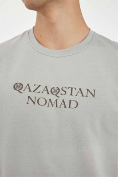 Футболка стандартного кроя с круглым вырезом