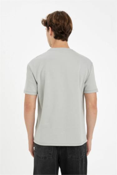 Футболка стандартного кроя с круглым вырезом