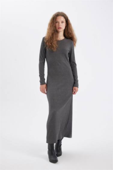 Платье с длинным рукавом