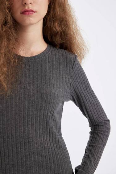 Платье с длинным рукавом