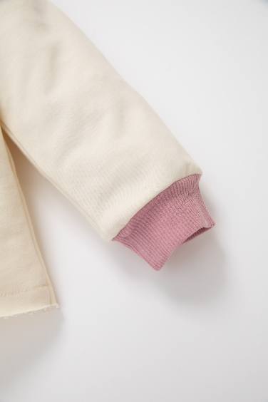 طقم بناتي سويت شيرت وسروال بطبعة شعار - قطعتين