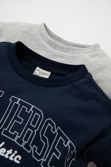 تيشيرت ولادي كم طويل بطبعة شعار قصة عادية - قطعتين