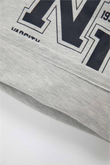 تيشيرت ولادي كم طويل بطبعة شعار قصة عادية - قطعتين