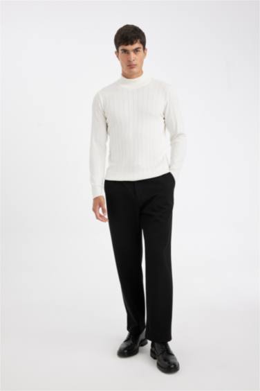 بلوفر تريكو قصة عادية بياقة عالية