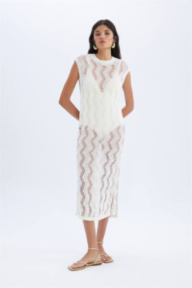 Bisiklet Yaka Kolsuz Yırtmaçlı Beyaz Midi Triko Elbise