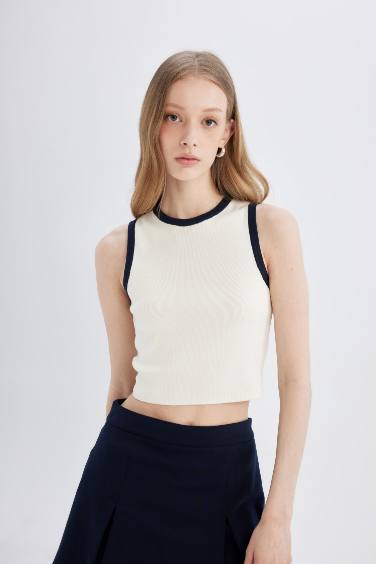 Fitted Halter Collar Crop Top