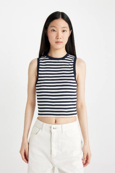 Fitted Halter Collar Crop Top