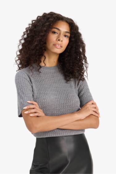 بلوفر تريكو نص كم قصة عادية برقبة مستديرة