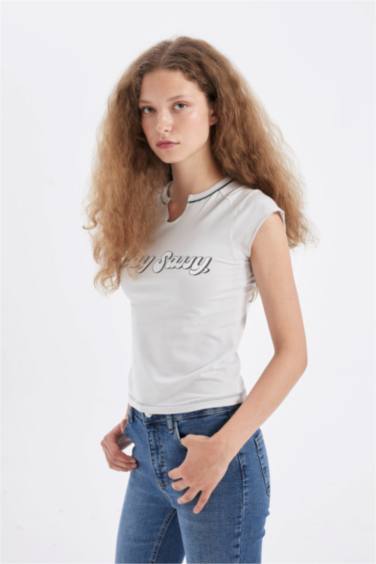 T-shirt slim imprimé à manches courtes et col V