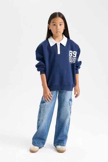 سويت شيرت بطبعة شعار واسع برقبة بولو ببطانة ناعمة