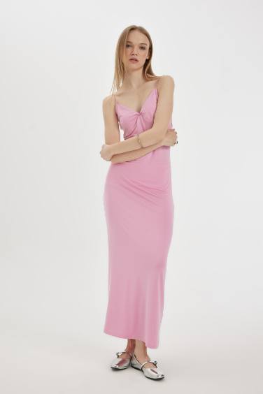 فستان طويل سليم فيت بياخة V بحمالات