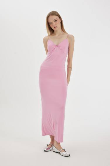 فستان طويل سليم فيت بياخة V بحمالات