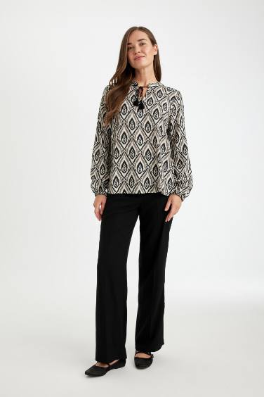 Блузка стандартного кроя с длинными рукавами