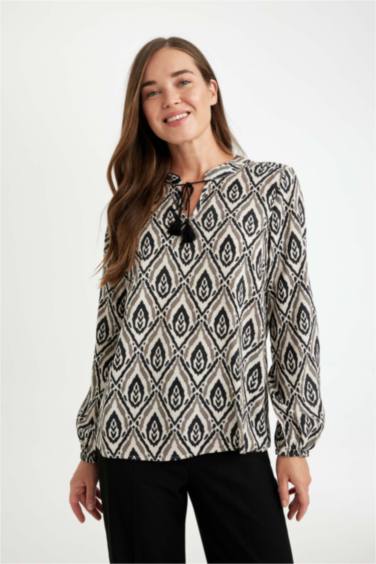 Блузка стандартного кроя с длинными рукавами