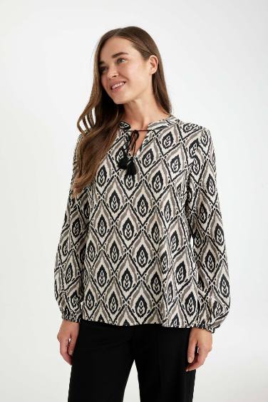 Блузка стандартного кроя с длинными рукавами