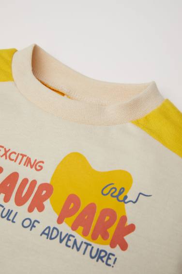 تيشيرت ولادي كم طويل بطبعة شعار قصة عادية ملون