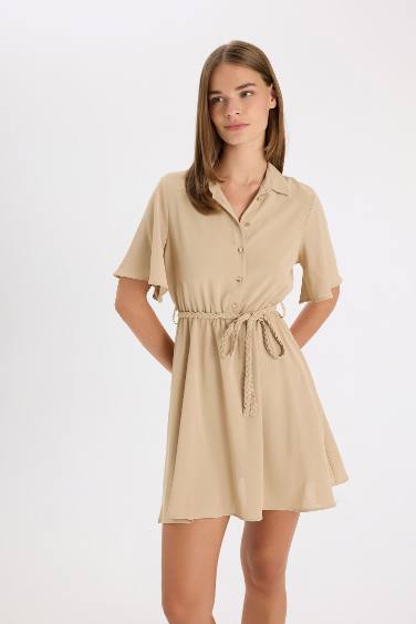 Mini Robe Tissée à Manches Courtes avec Col de Chemise