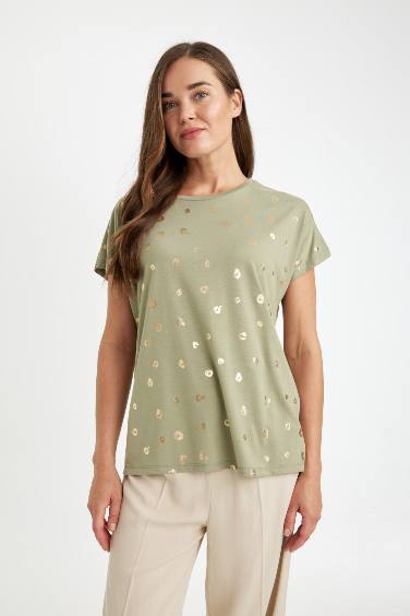 تيشيرت نص كم برقبة مستديرة وقصة عادية