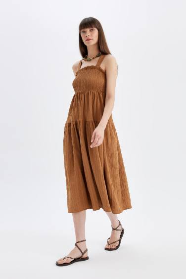 فستان ميدي نص ردن بياخة مربعة بحمالات