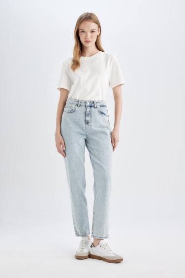 سروال جينز موم فيت بخصر عالي بقالب مريح ورجل ضيق