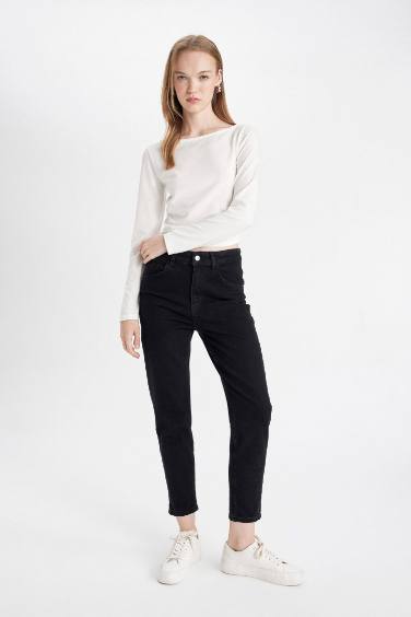 سروال جينز كومفرت موم بقالب مريح خفيف وخصر عالي