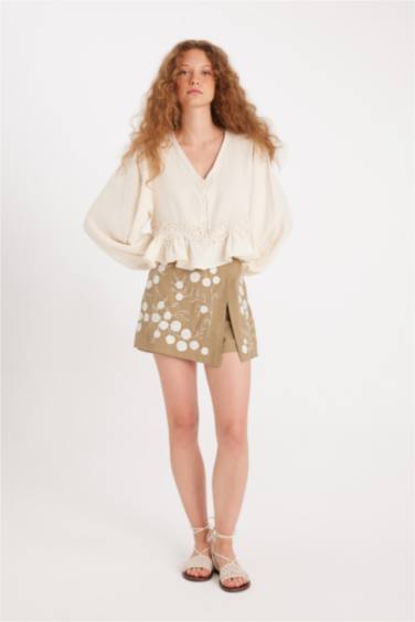 Manuka x DeFacto Keten Karışımlı Nakışlı Mini Şort Etek