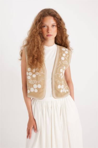 Manuka x DeFacto V Yaka İşlemeli Müslin Yelek