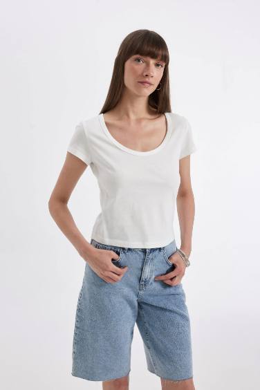 تيشيرت نص كم قصة عادية برقبة مستديرة