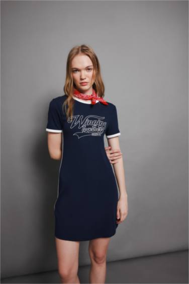 فستان قصير اسود مطبوع مضلع بوديكون بياخة مستديرة