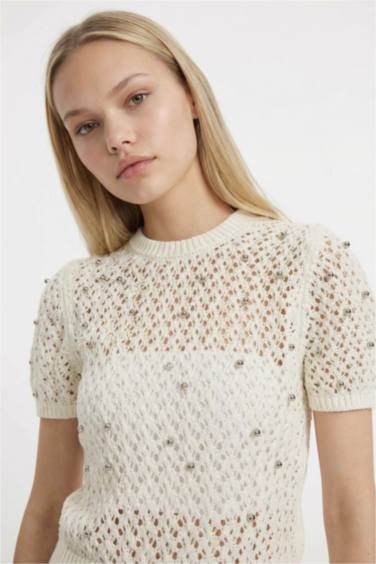 بلوزة مخرمة نص ردن قصة عادية بياخة مستديرة