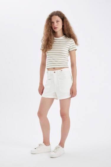 شورت جينز موم فيت بخصر عالي وحافة مطوية