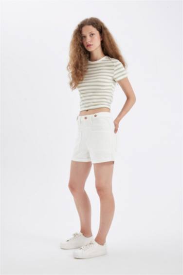 شورت جينز موم فيت بخصر عالي وحافة مطوية