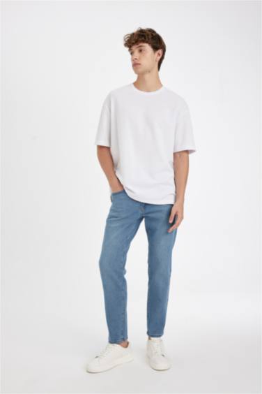 Джинсы Slim Tapered Fit приталенного кроя со средней талией