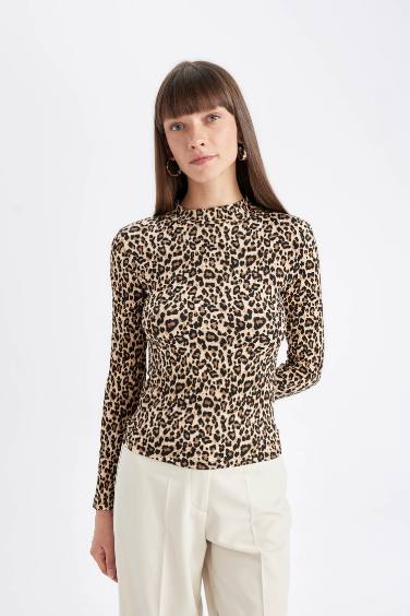 Slim Fit Dar Kesim Yarım Balıkçı Yaka Leopar Desenli Uzun Kollu Tişört