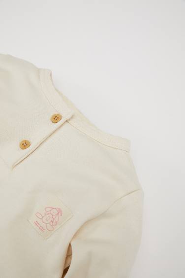 من التويل برقبة بأزرار من قطعتين