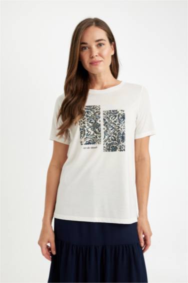 تيشيرت نص كم قصة عادية برقبة مستديرة