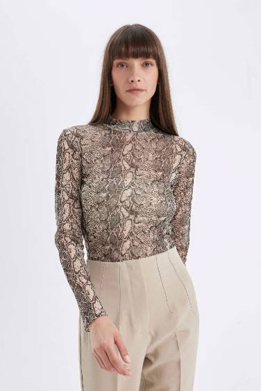 Slim Fit Dar Kesim Yarım Balıkçı Yaka Yılan Desenli Tül Uzun Kollu Tişört