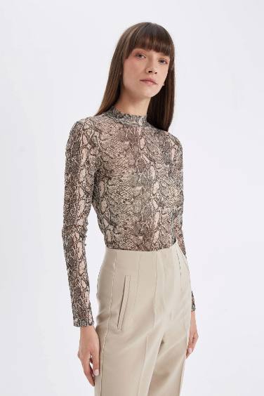 Slim Fit Dar Kesim Yarım Balıkçı Yaka Yılan Desenli Tül Uzun Kollu Tişört