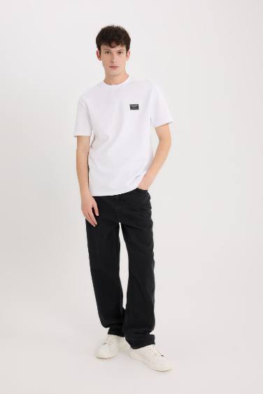 Стандартный крой футболка с круглым вырезом, короткими рукавами и тяжелой тканью с принтом