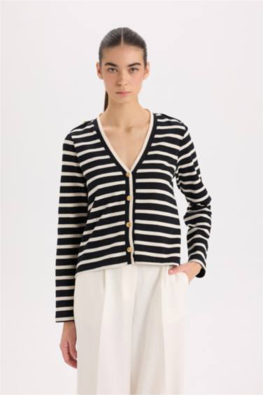 қалыпты пішім v жаға тоқылған Кардиган