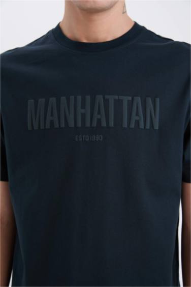 تيشيرت نص ردن بطبعة شعار قصة عادية بياخة مستديرة