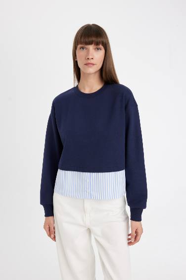 Свитшот свободного кроя с круглым вырезом