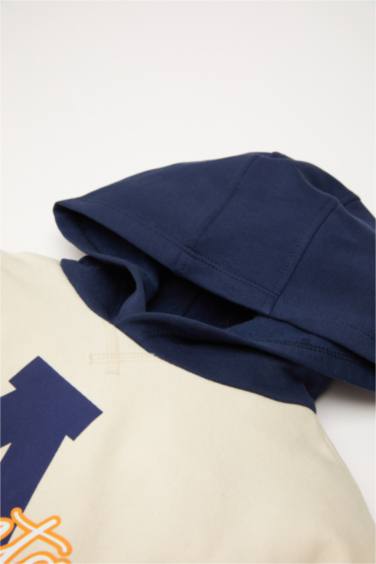 طقم بطبعة شعار قماش رقيق برقبة مستديرة من قطعتين