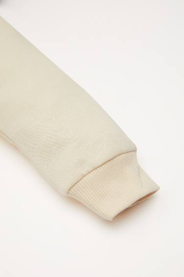 طقم بطبعة شعار قماش رقيق برقبة مستديرة من قطعتين