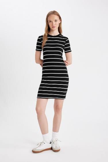 فستان قصير مخطط قصة ضيقة