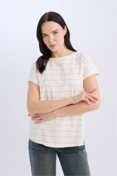 تيشيرت نص كم قصة عادية برقبة مستديرة