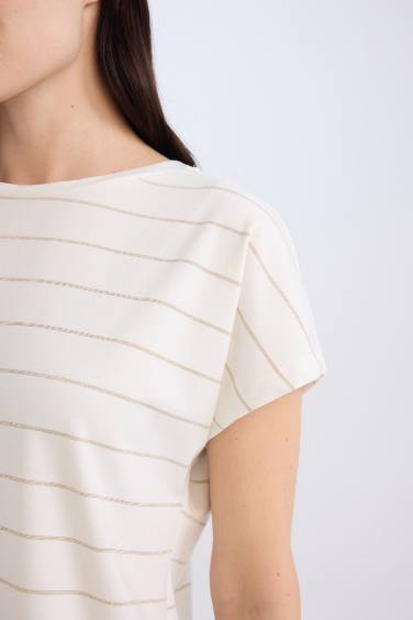 تيشيرت نص كم قصة عادية برقبة مستديرة