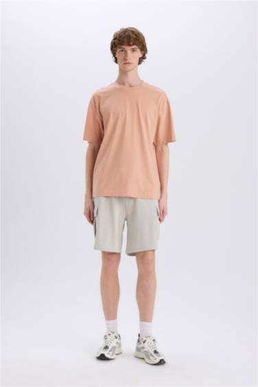 Базовая футболка с коротким рукавом, круглым вырезом и плотной посадкой