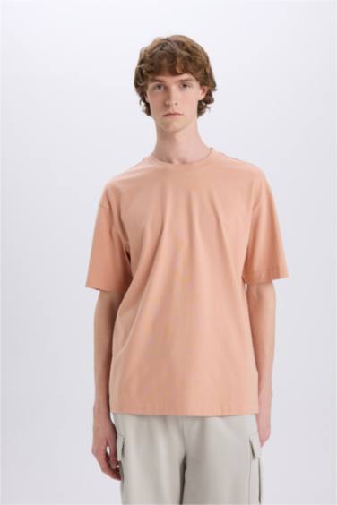 Базовая футболка с коротким рукавом, круглым вырезом и плотной посадкой